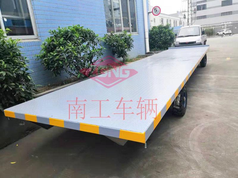 The 6-ton flatbed trailer is 8.2 meters long and 1.8 meters wide
