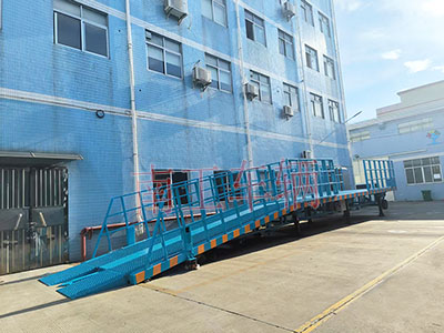 13吨重型移动式登车桥 护栏加高3I.jpg