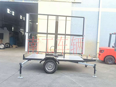 0.6吨简易款LED广告拖车 带四音响1I.jpg